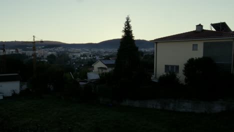 Zeitraffer-Eines-Sonnenaufgangs-In-Braga,-Portugal,-Aus-Einem-Garten-Hinter-Dem-Haus