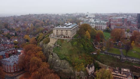 Castillo-De-Nottingham,-Reino-Unido,-Metraje-Aéreo-Con-Drones,-Colores-Otoñales-Vibrantes