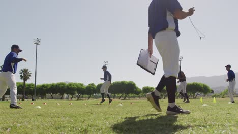 Jugadores-De-Béisbol-Entrenando-Antes-De-Jugar