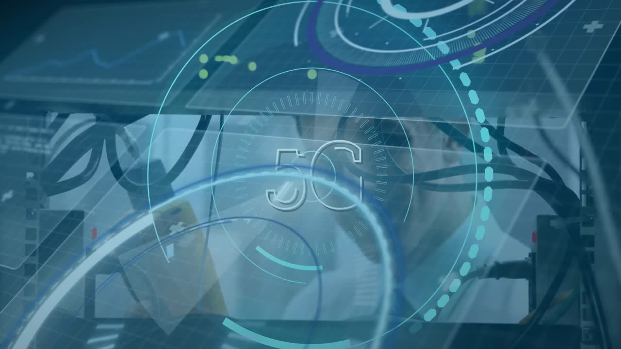 5g 텍스트 및 데이터 프로세싱과 함께 스 스캔의 애니메이션 서버 에서 백인 남자