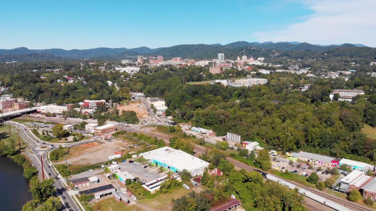 video aéreo de drones de 4k de asheville, nc a lo largo del río francés ancho