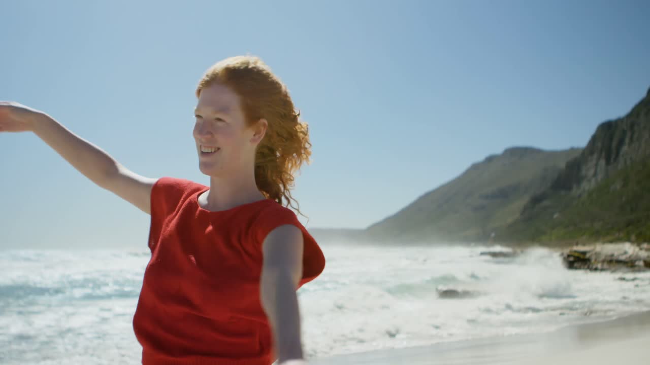 mujer despreocupada disfrutando en la playa 4k