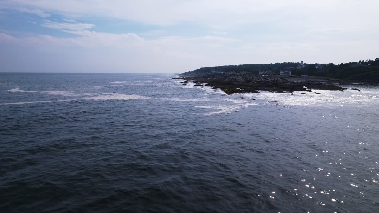 ángulo bajo de acantilados rocosos en la costa del sur de maine en cabo isabel