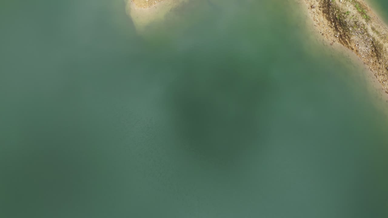 formación de roca volcánica en la costa del lago danao en la isla de leyte, filipinas