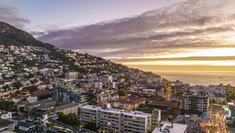 Impresionante-Vista-De-Edificios-De-Apartamentos-Y-Casas-De-Huéspedes-En-Pendiente-En-La-Costa-Del-Mar-En-Destino-Turístico.-Tiro-De-Hiperlapso-Contra-Las-Nubes-De-La-Vista-Del-Cielo-Del-Atardecer.-Sudáfrica