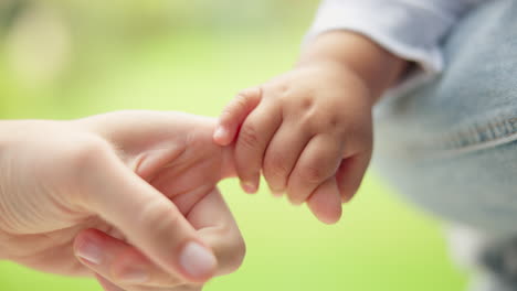 dedo, amor y una madre cogida de la mano