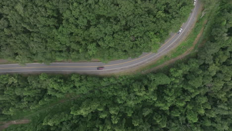 Top-down-Aufnahmen-Einer-Kurvenreichen-Straße-In-Den-Bergen-Im-Südlichen-Virginia