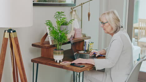 mujer trabajando desde casa en su escritorio