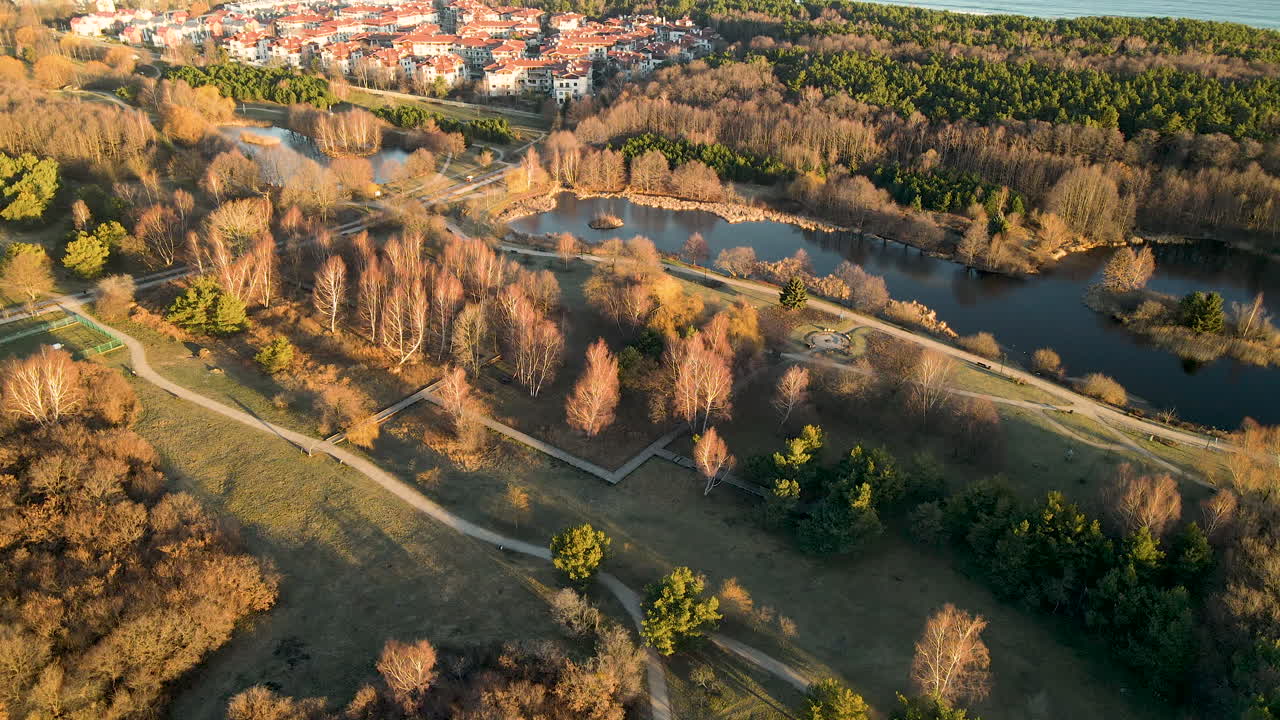 gdańsk przymorze poland, 드론이 도시 위를 날고 황금시간대에 녹지가 있는 시골의 놀라운 풍경을 드러냅니다.