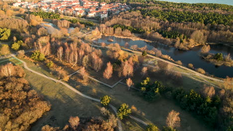 gdańsk przymorze polonia, los drones vuelan sobre la ciudad y revelan un paisaje increíble del campo con áreas verdes durante las horas doradas