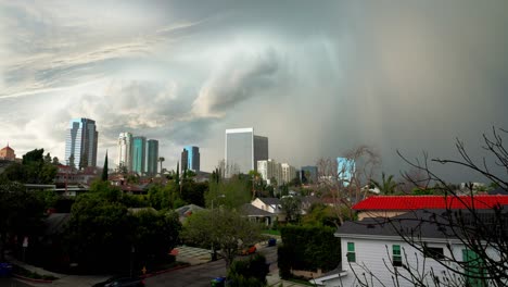 nubes tormentosas y rayos sobre los ángeles, california, estados unidos