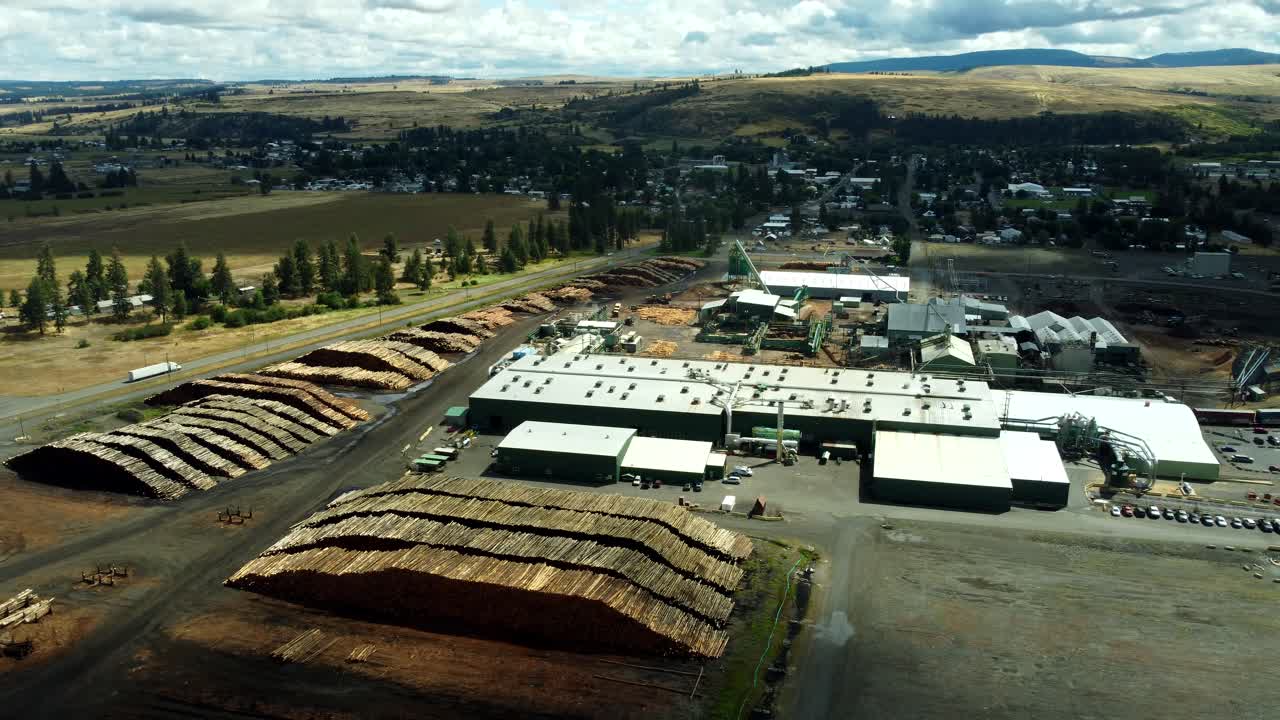 USA, Oregon, Elgin, 07.08.2025 – Drohnenansicht des Boise Cascade Plywood Mill