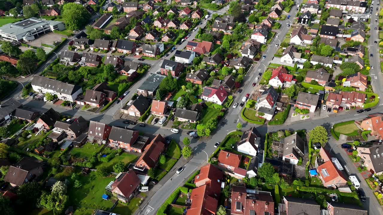 Sorvolo aereo di un piccolo villaggio americano in una giornata di sole. Auto in strada. Ripresa dall'alto. Alberi verdi al tramonto in estate. Città calma e pacifica negli Stati Uniti