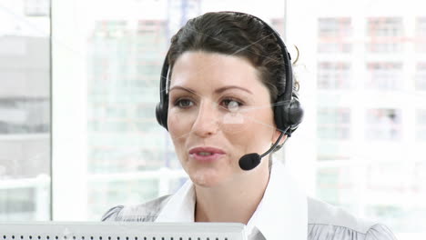 animación de redes de conexiones con iconos sobre mujer de negocios usando auriculares de teléfono