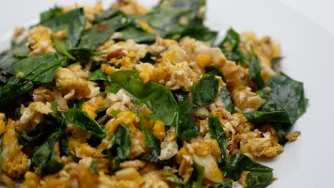 imágenes de primer plano de bai lieng pad kai, una de las famosas comidas callejeras del sur de tailandia