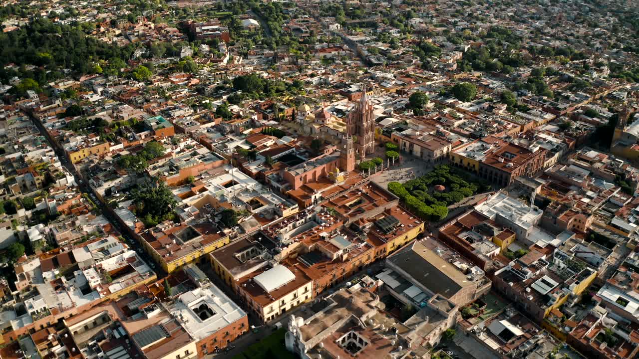 drone de toma aérea sobre el centro histórico de san miguel de allende