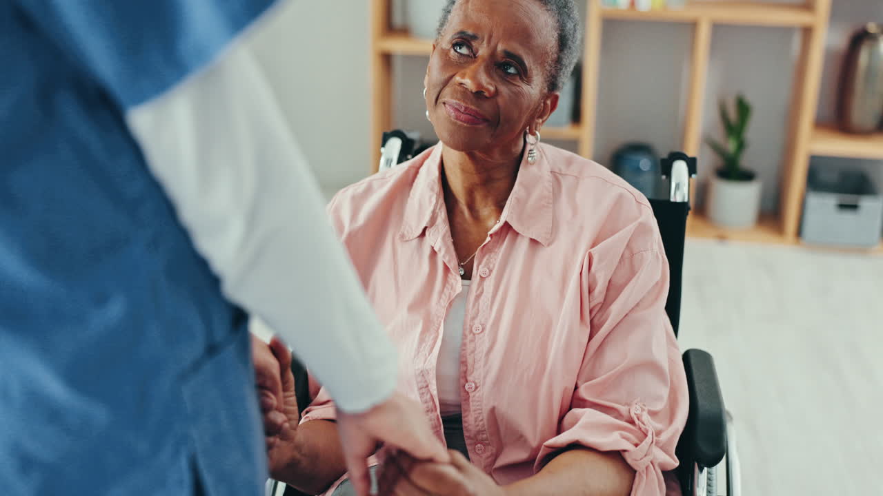 cuidado de ancianos, anciana en silla de ruedas