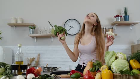 chica recomendando comer alimentos vegetales crudos. mostrando brócoli y coliflor. pérdida de peso, dieta