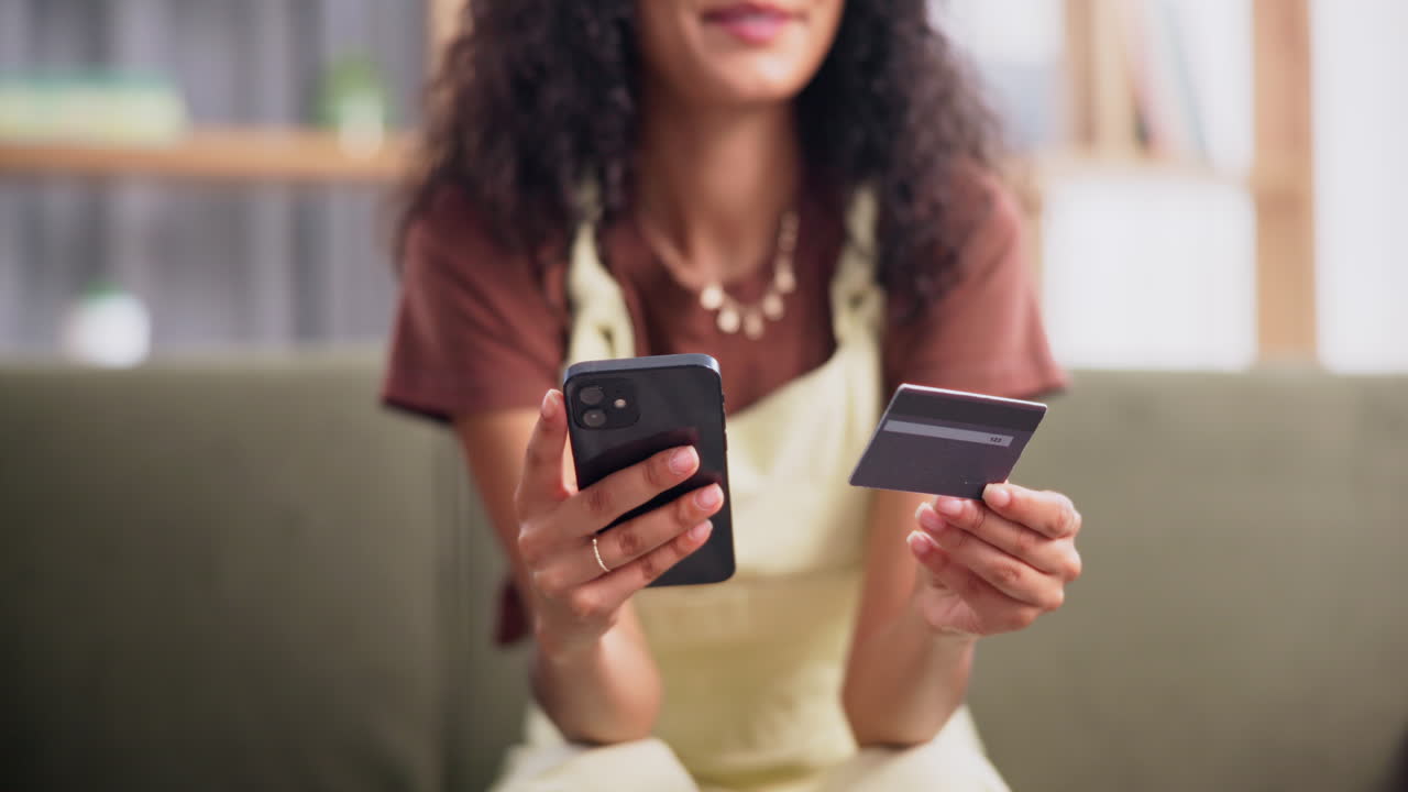mujer haciendo pago en línea con tarjeta de crédito
