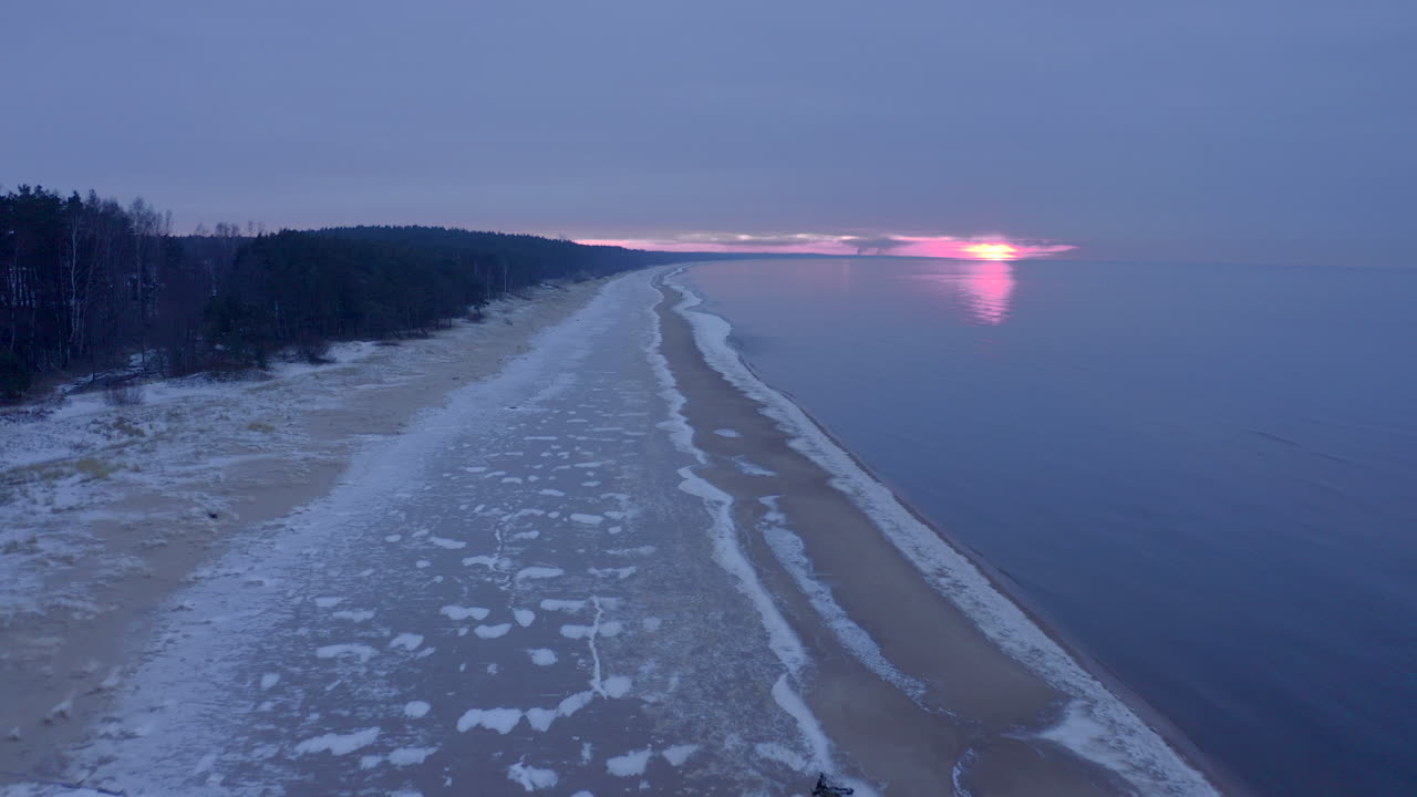 Solnedgang i delvist frosset Østersø