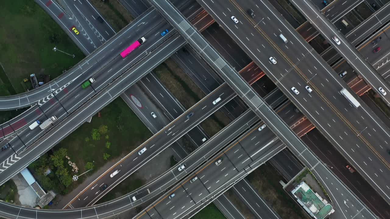 태국 방 시의 복잡한 도로와 고속도로 교차로의 높은 각도 위로 내려다보는 모습. 드론으로 찍은 사진은 교통 또는 추상적인 개념을 위해 사용할 수 있습니다.