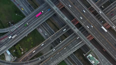 ángulo alto mirando de arriba hacia abajo vista de la complicada intersección de carreteras y autopistas en la ciudad de bangkok de tailandia. disparado por drone puede usar para transporte o concepto abstracto.