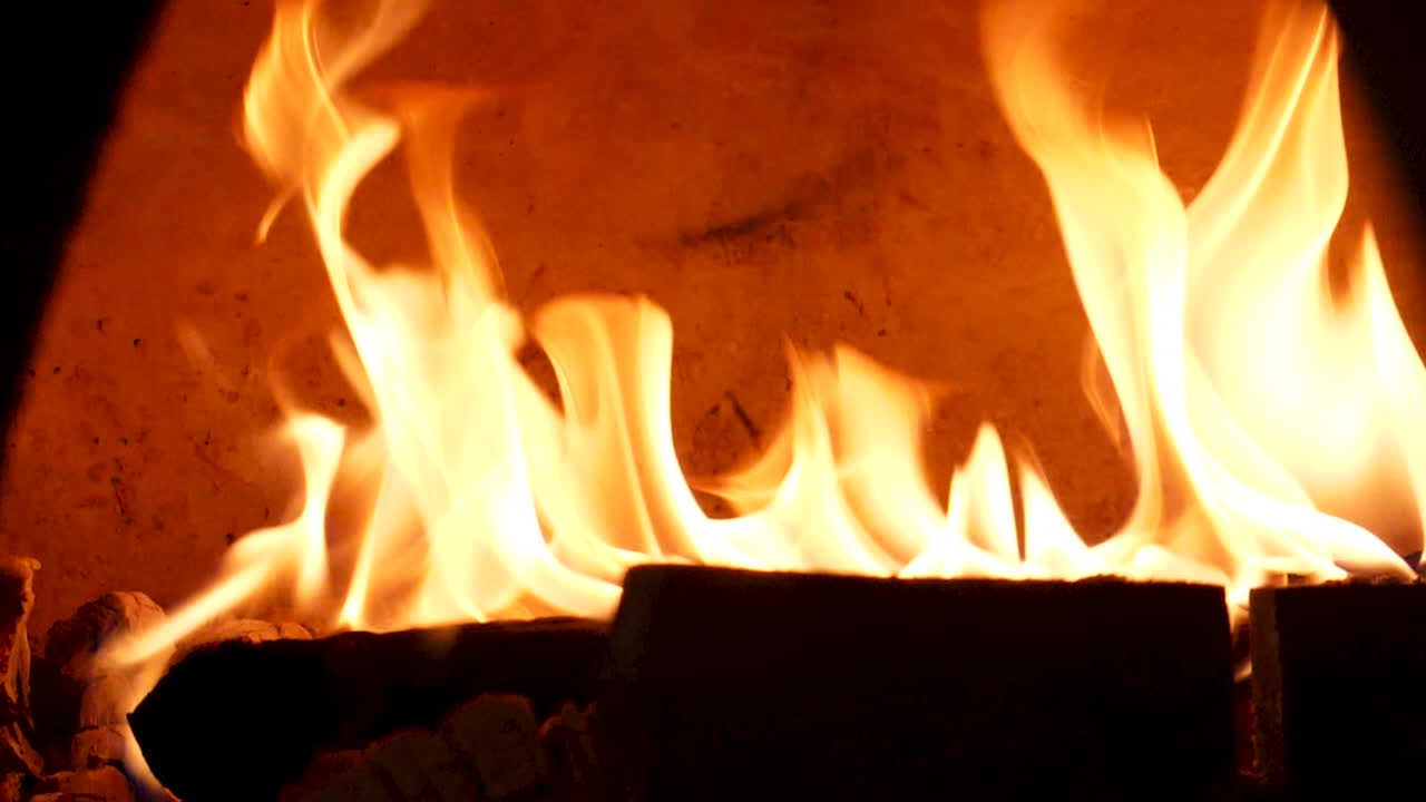 벽난로 에서 나무를 태우는 것