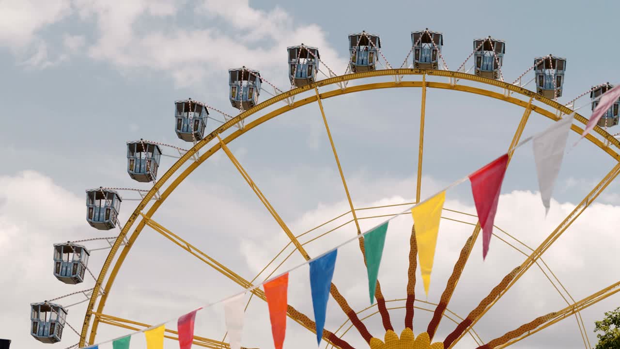 앞면 에 다채로운 발 이 있는 페리스  이 회전 하고 있다