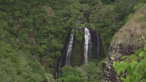 Zoom:-Hawaiian-Waterfall-With-Lush-Green-Foliage-Surrounding-it-on-the-Island-of-Kauai