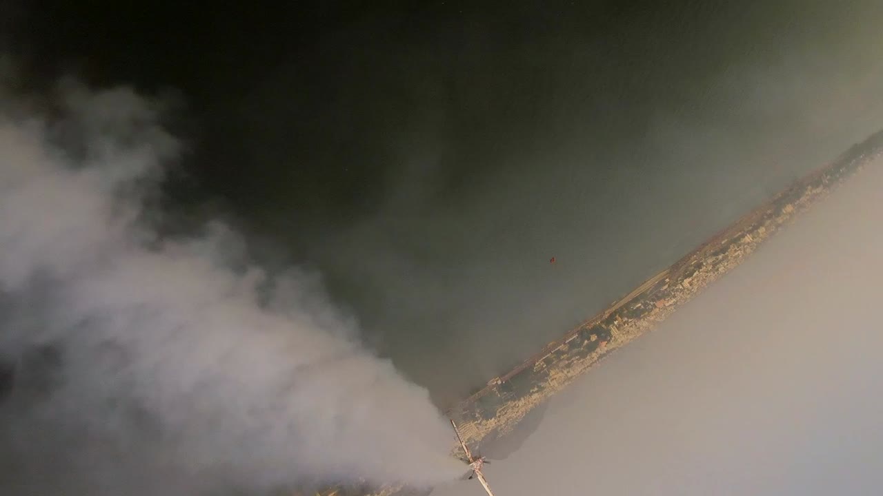 raro: imágenes aire-aire únicas de un avión acrobático que realiza acrobacias aéreas: exhibición aérea pública en la orilla del río.