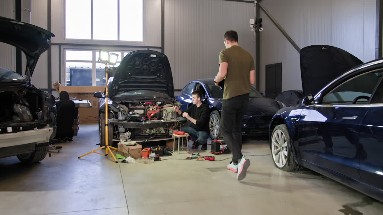 reparación y mantenimiento de automóviles tesla en un taller