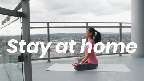 Mujer-Asiática-Haciendo-Yoga-En-Casa-Durante-La-Pandemia-De-Coronavirus-Covid19-Con-Palabras-Quédate-En-Casa