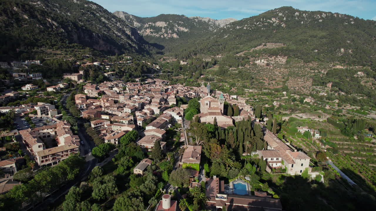 Luftaufnahme der Stadt Valldemossa mit der Kartause von Valldemossa auf Mallorca, Spanien.