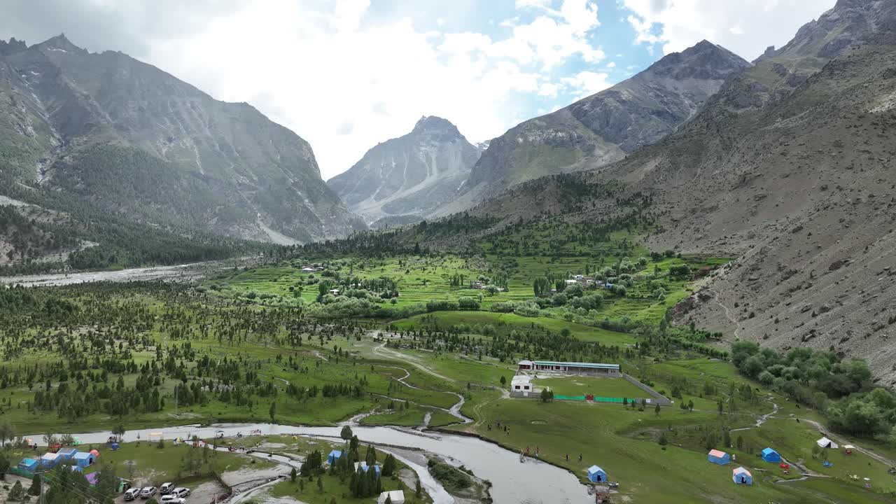 el suelo verde del valle de basho en skardu