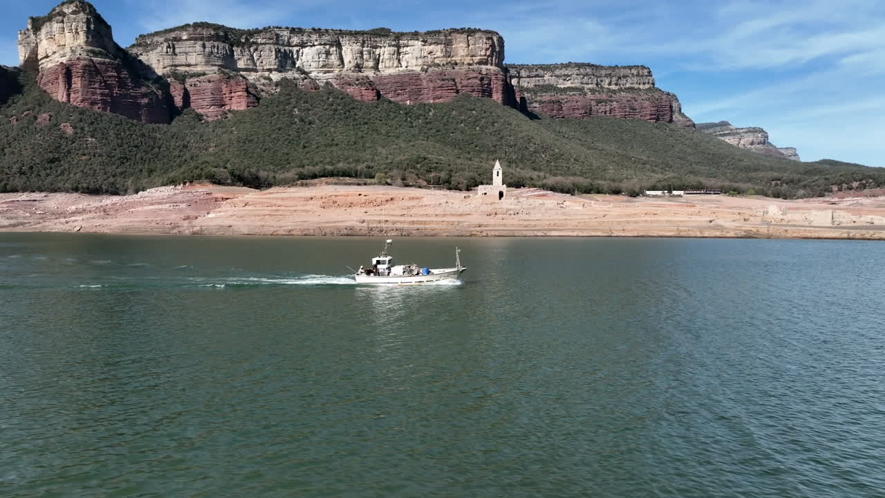 산트 로마 교회 를 지나가는 사우 습지 저수지 에서 강 을 내려가는  ⁇ 시 보트 의 공중 사진
