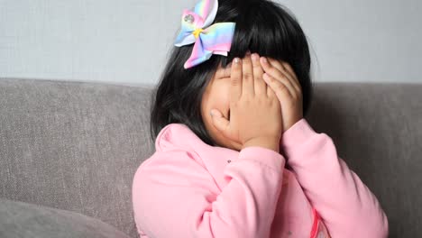 얼굴을 숨기는 작은 소녀