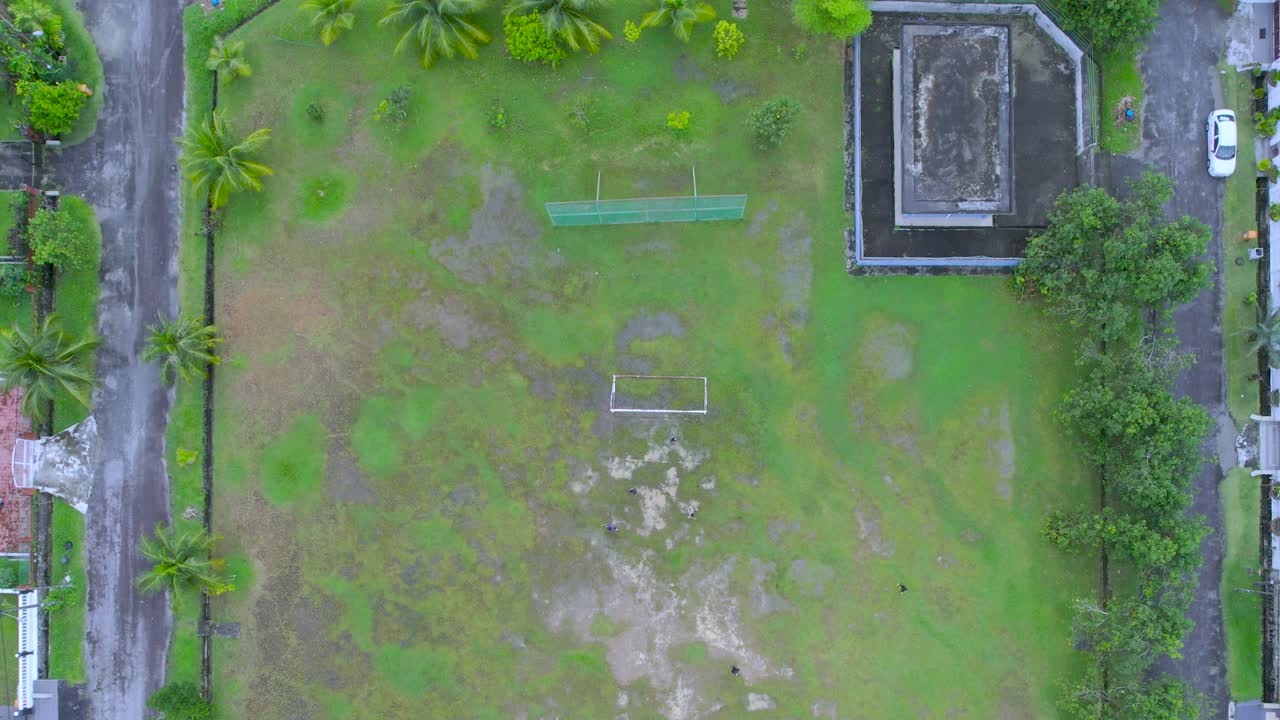 축구장 위로 뒤로 날아가는 공중 새의 눈, 노는 친구들