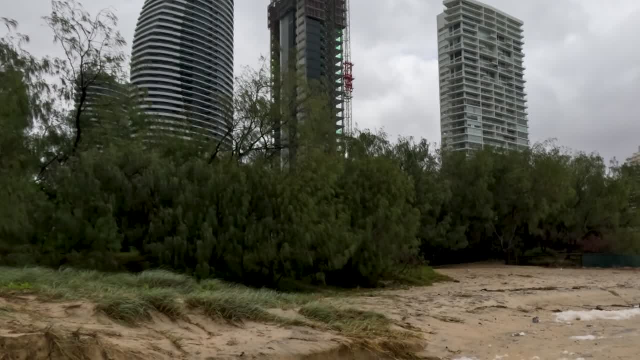 impacto de la erosión y la contaminación escena de la playa tormentosa