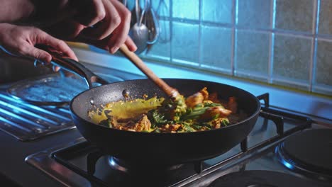 Cocinar-Pechuga-De-Pollo-Con-Queso-Con-Espinacas-Y-Mayonesa-Para-Salsa-De-Pasta