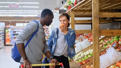 couple shopping for fruits at a grocery store