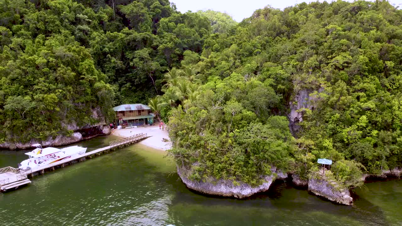 playa secreta con muelle y yate en república dominicana