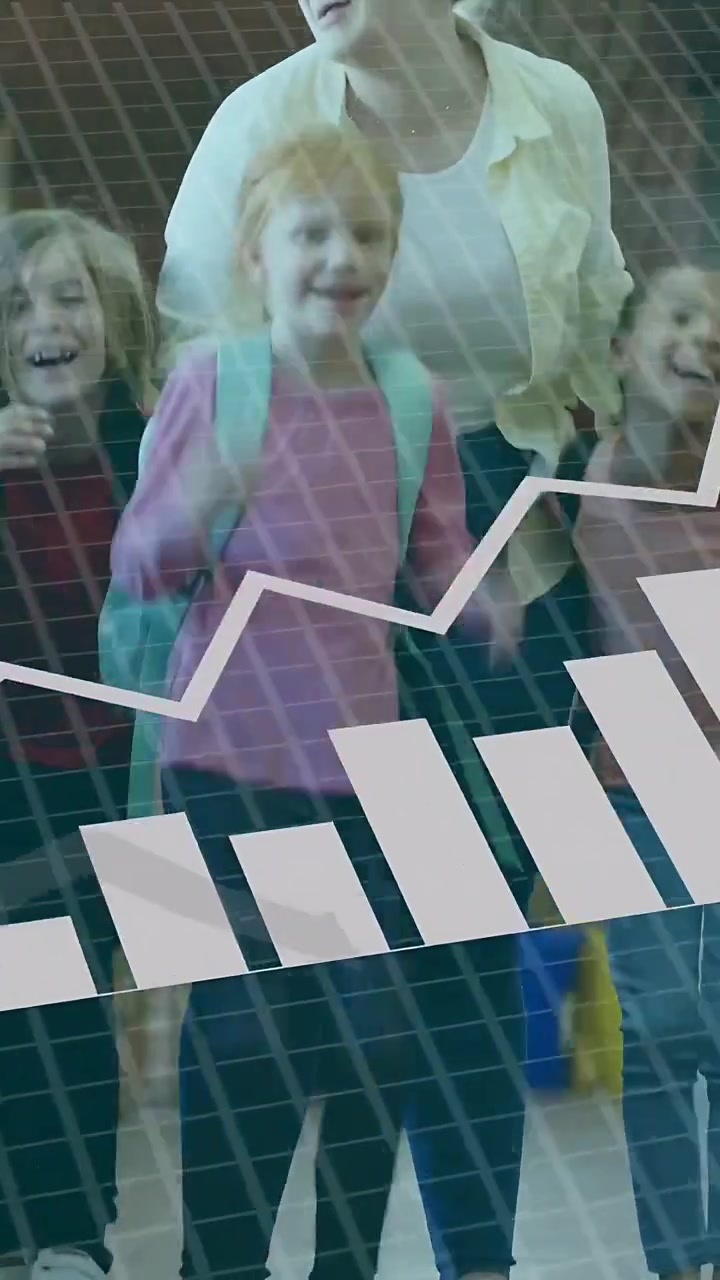 Video vertical: Estudiantes escolares avanzando con la cámara haciendo un paneo hacia arriba, gráficos de RA recopilando datos.