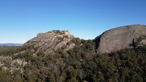 se mueve hacia adelante imágenes aéreas, la pirámide, parque nacional girraween, sur de queensland australia