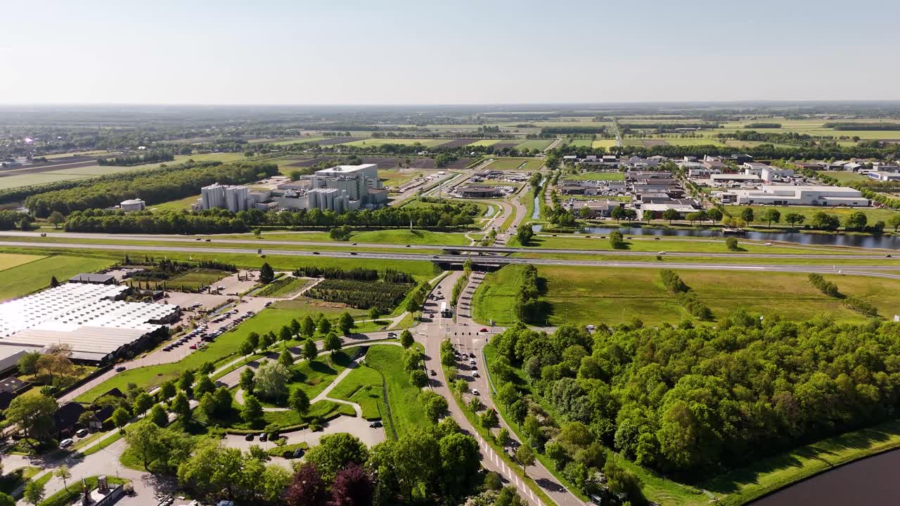 Luftaufnahme einer niederländischen ländlichen Autobahnkreuzung