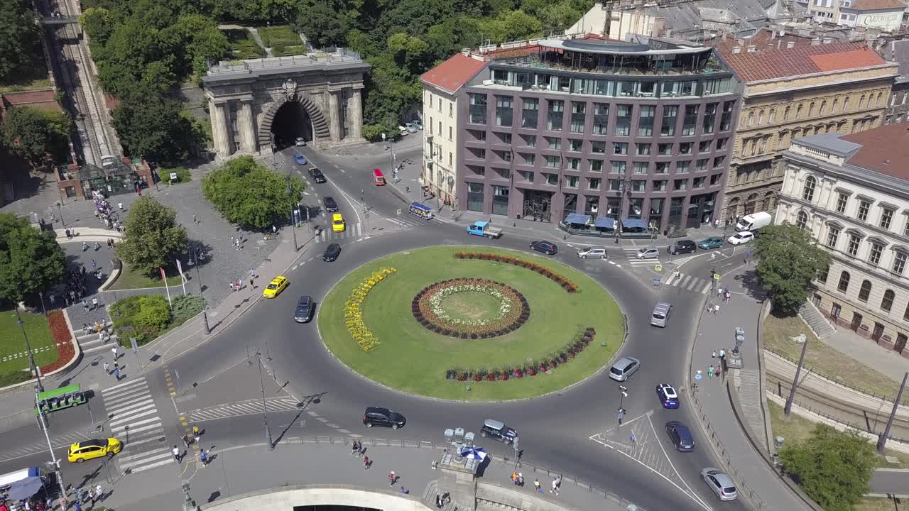 vista aérea del túnel del castillo de budapest y la hermosa rotonda de césped