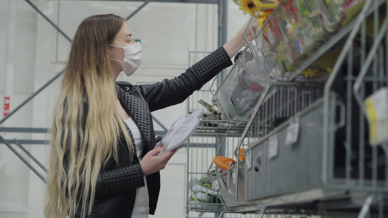 женщина покупает тапочки в розничном магазине