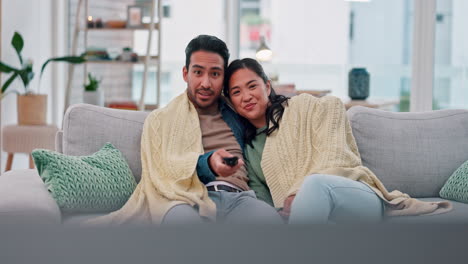 Pareja,-Viendo-Televisión-Y-Peleando-En-Un-Sofá-De-Casa