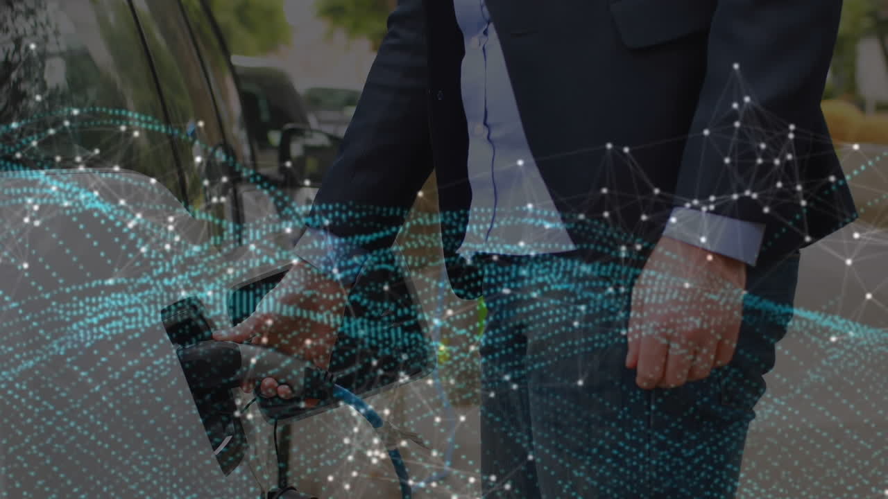 animación de onda digital verde sobre empresario caucásico cargando su coche eléctrico