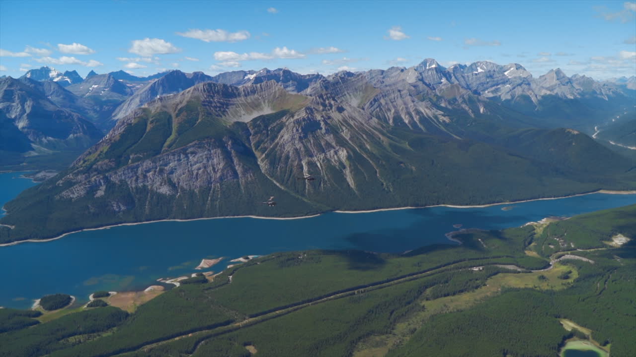 un emocionante recorrido en helicóptero por las montañas rocosas canadienses, impresionantes vistas aéreas de picos nevados, glaciares, ríos y bosques