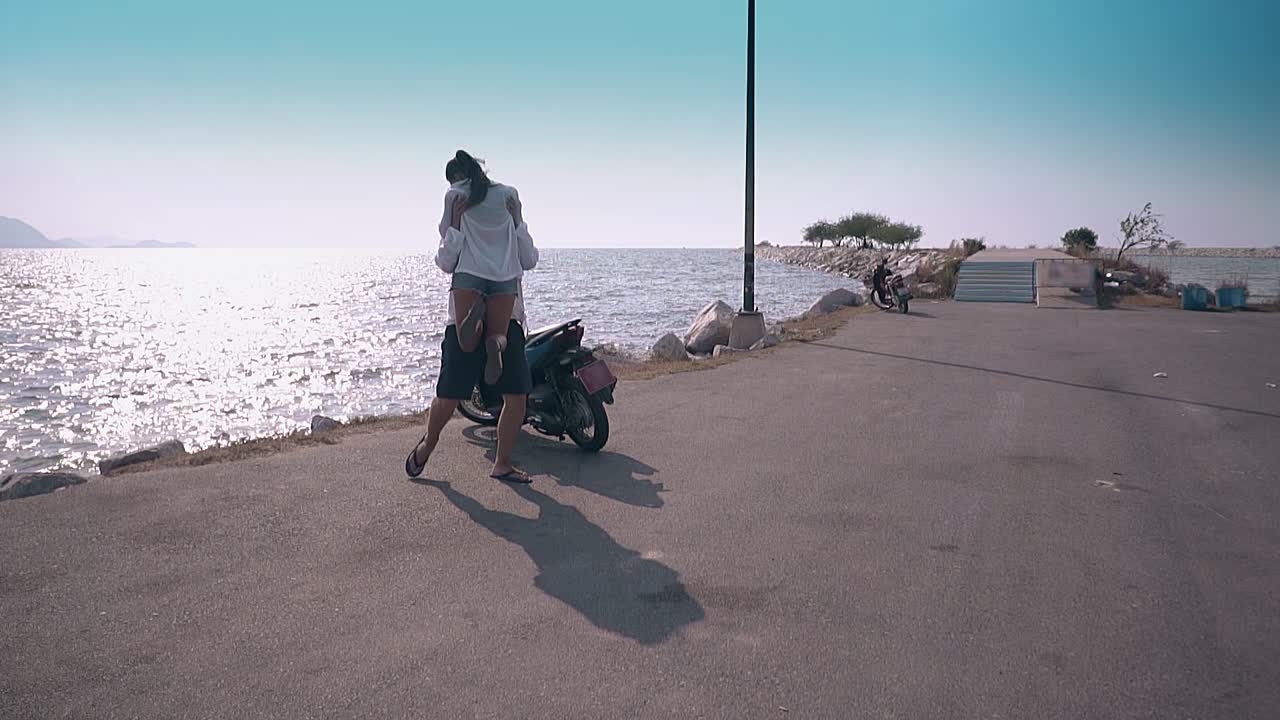 모자 리프트와  ⁇ 이 남자 바다에 대항 해변에 여인